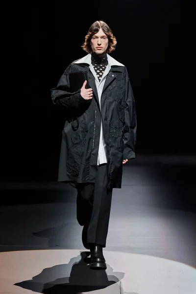 Look 10